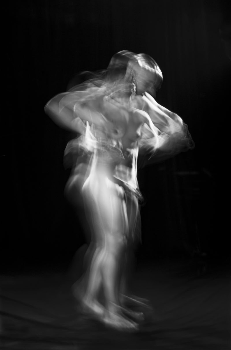 photographie grand format de couple nu en mouvement en noir et blanc du photographe ALAIN SCHWARZSTEIN