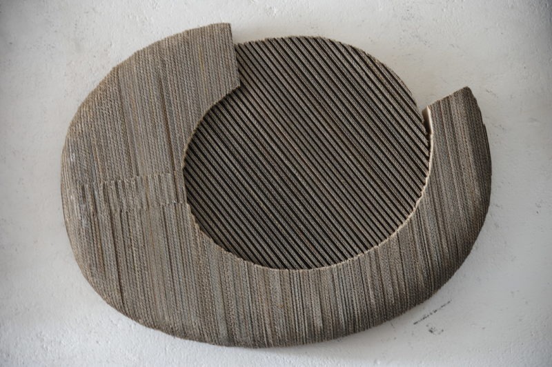 sculpture murale en carton cannelé sur bois de Pierre Ribà en vente dans le store de la galerie 22