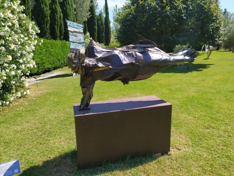 equilibre illusoire est une sculpture en bronze pour le jardin de julien allegre en vente dans la boutique en ligne de la galerie 22.