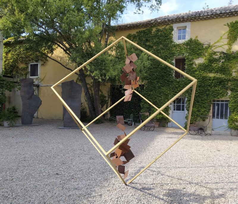 Grande sculpture contemporaine en acier et résine dorée pour jardin extérieur de Sébastien Zanello