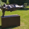 equilibre illusoire est une sculpture en bronze pour le jardin de julien allegre en vente dans la boutique en ligne de la galerie 22.