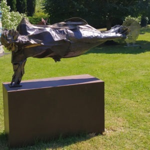 equilibre illusoire est une sculpture en bronze pour le jardin de julien allegre en vente dans la boutique en ligne de la galerie 22.