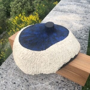 sculpture contemporaine en ceramique bleue sur support en chêne de christiane filliatreau en grès