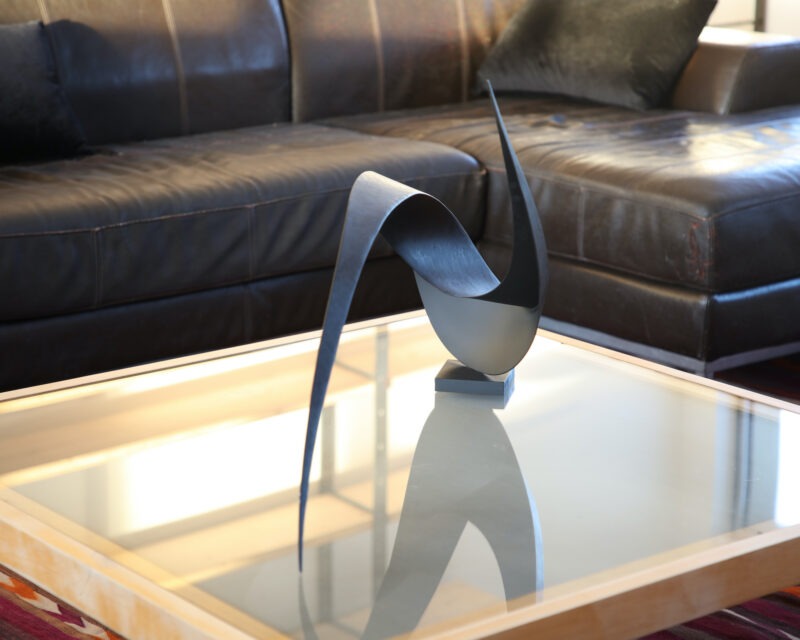 sculpture contemporaine en acier noir patiné de francis guerrier