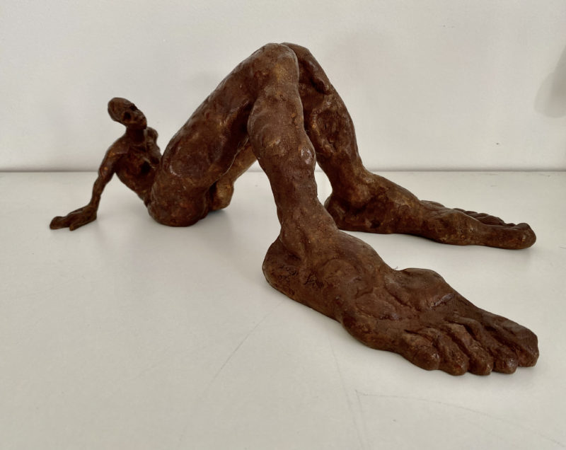 sculpture en bronze patinée contemporaine figurative de kenny adewuyi