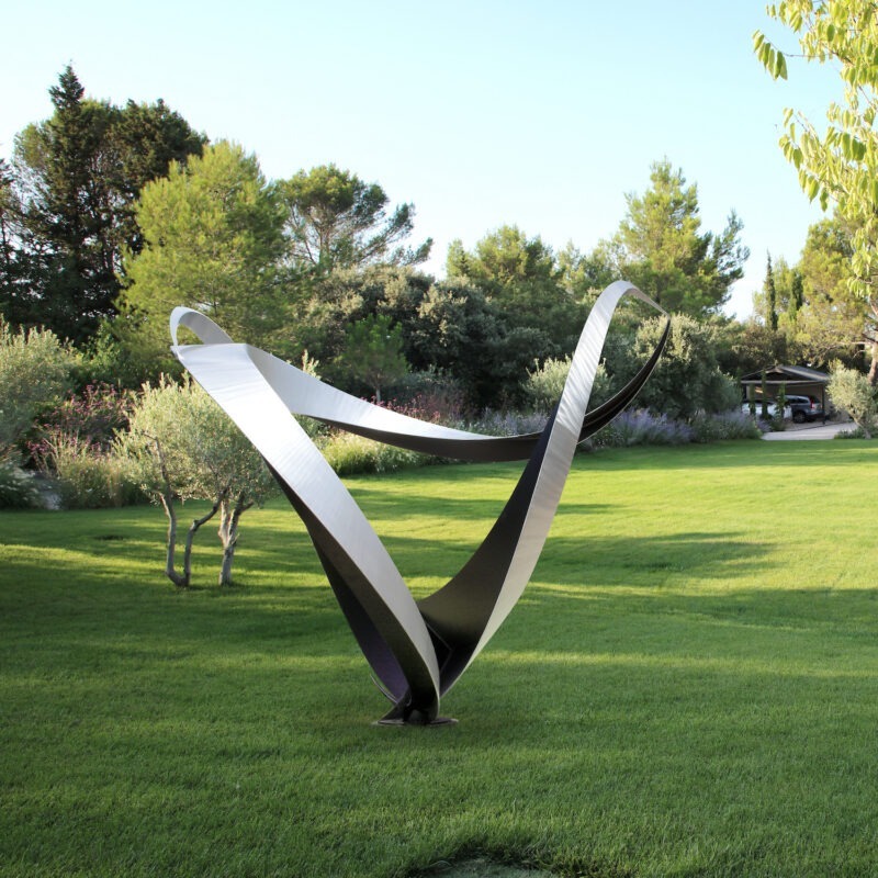 sculpture monumentale en acier peint pour le jardin de francis guerrier