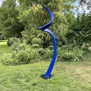 sculpture bleue en acier  contemporaine pour le jardin de francis guerrier