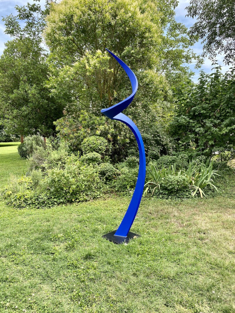 sculpture bleue en acier contemporaine pour le jardin de francis guerrier