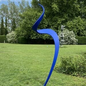 sculpture bleue en acier  contemporaine pour le jardin de francis guerrier
