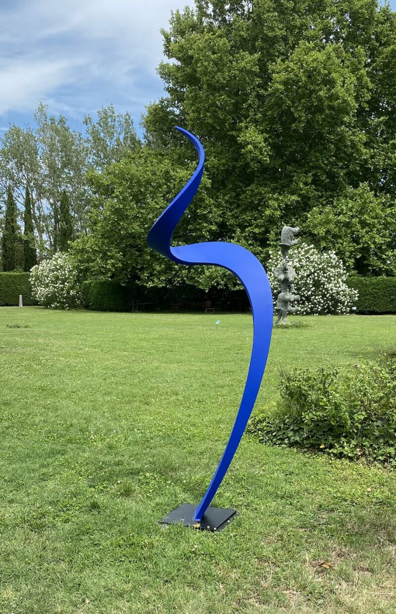 sculpture bleue en acier  contemporaine pour le jardin de francis guerrier