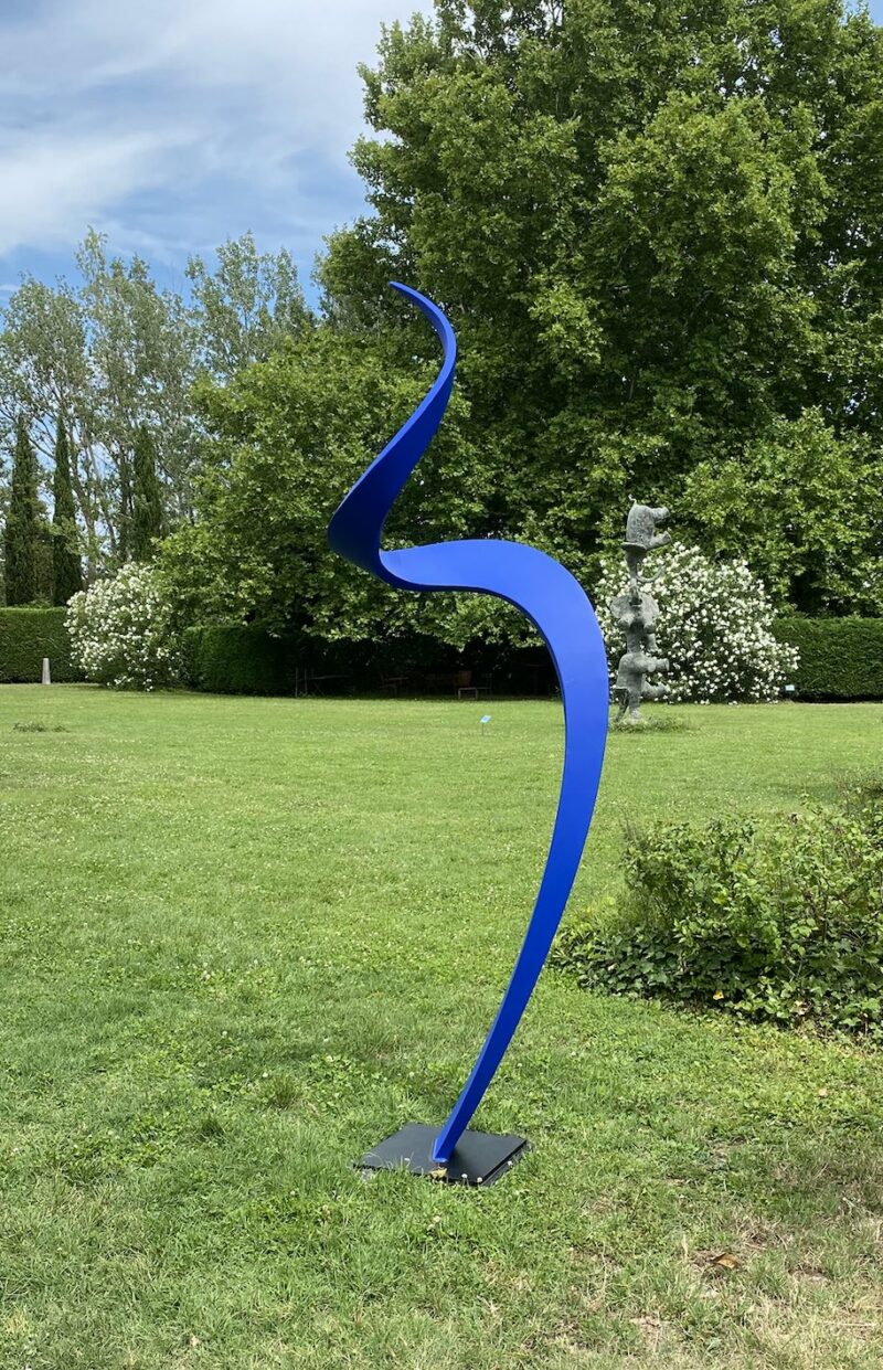 sculpture bleue en acier contemporaine pour le jardin de francis guerrier