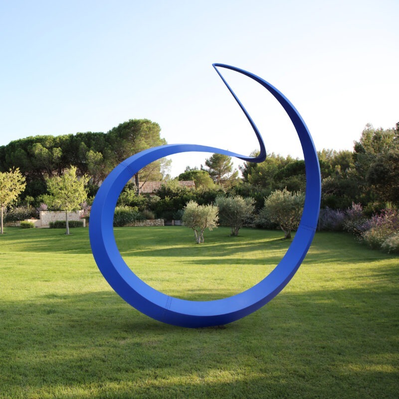 sculpture monumentale en acier peint pour le jardin de francis guerrier