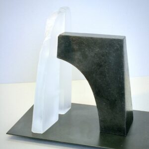 sculpture contemporaine en verre  transparent  et en gres noir  de christian von sydow