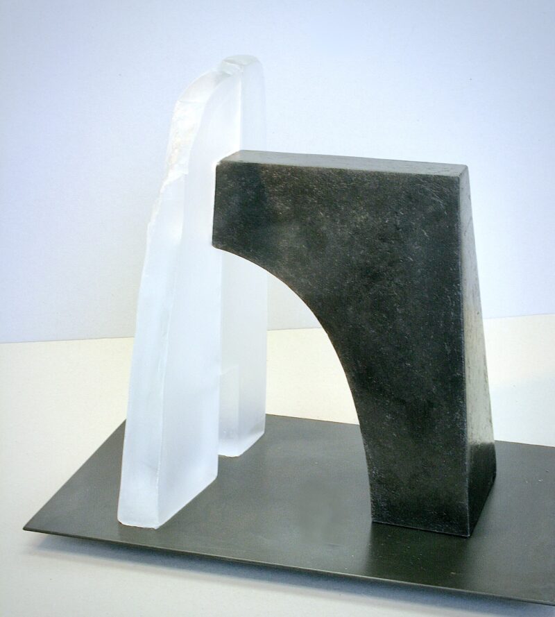sculpture contemporaine en verre transparent et en gres noir de christian von sydow