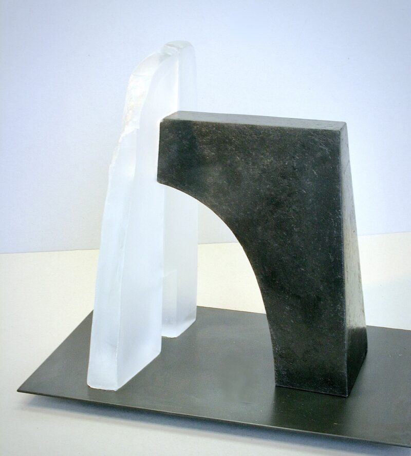 sculpture contemporaine en verre  transparent  et en gres noir  de christian von sydow