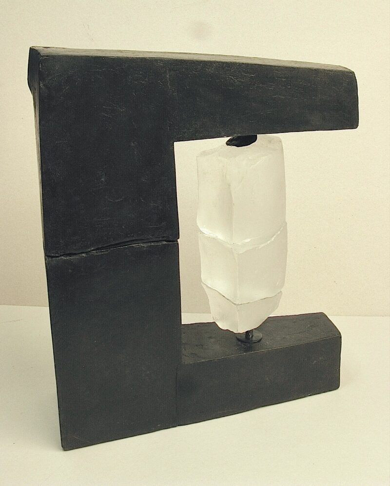 sculpture contemporaine en verre transparent et en gres noir de christian von sydow