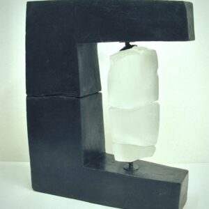 sculpture contemporaine en verre transparent et en gres noir de christian von sydow