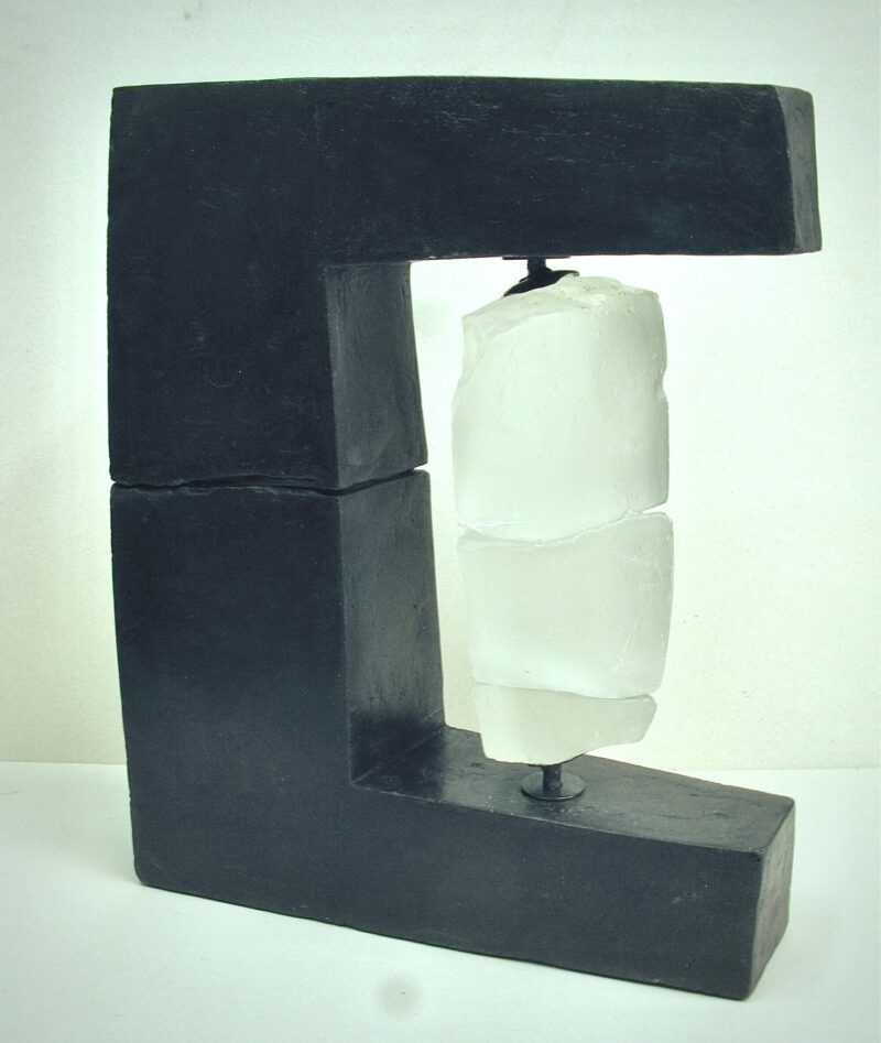 sculpture contemporaine en verre transparent et en gres noir de christian von sydow