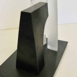 sculpture contemporaine en verre  transparent  et en gres noir  de christian von sydow