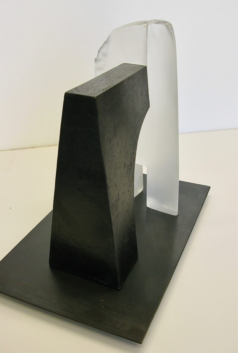 sculpture contemporaine en verre  transparent  et en gres noir  de christian von sydow