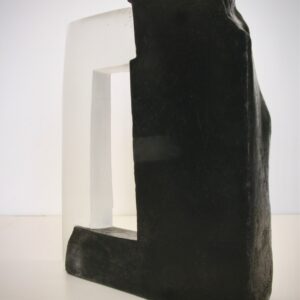sculpture contemporaine en verre  transparent  et en gres noir  de christian von sydow