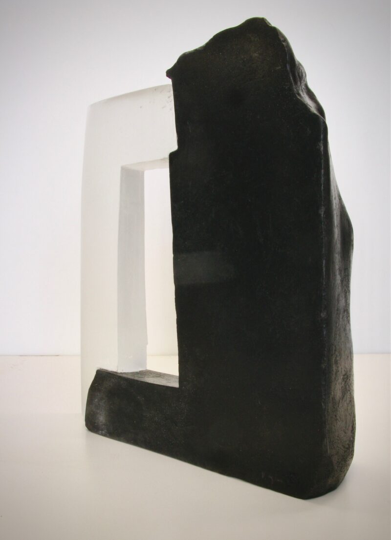 sculpture contemporaine en verre transparent et en gres noir de christian von sydow