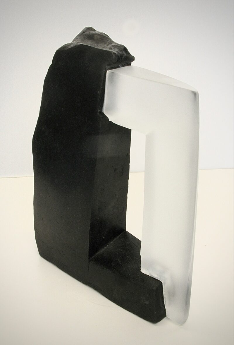 sculpture contemporaine en verre transparent et en gres noir de christian von sydow