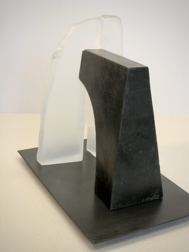 sculpture contemporaine en verre  transparent  et en gres noir  de christian von sydow