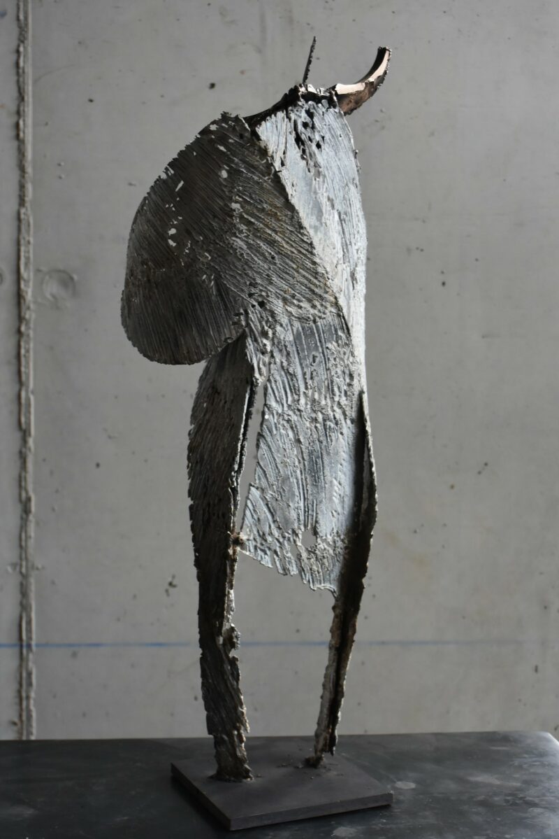 sculpture contemporaine en metal et bronze de julien allegre patinée en blanc