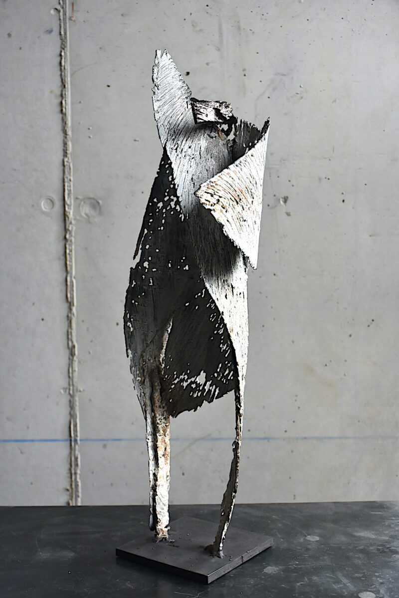 sculpture contemporaine en metal et bronze de julien allegre patinée en blanc