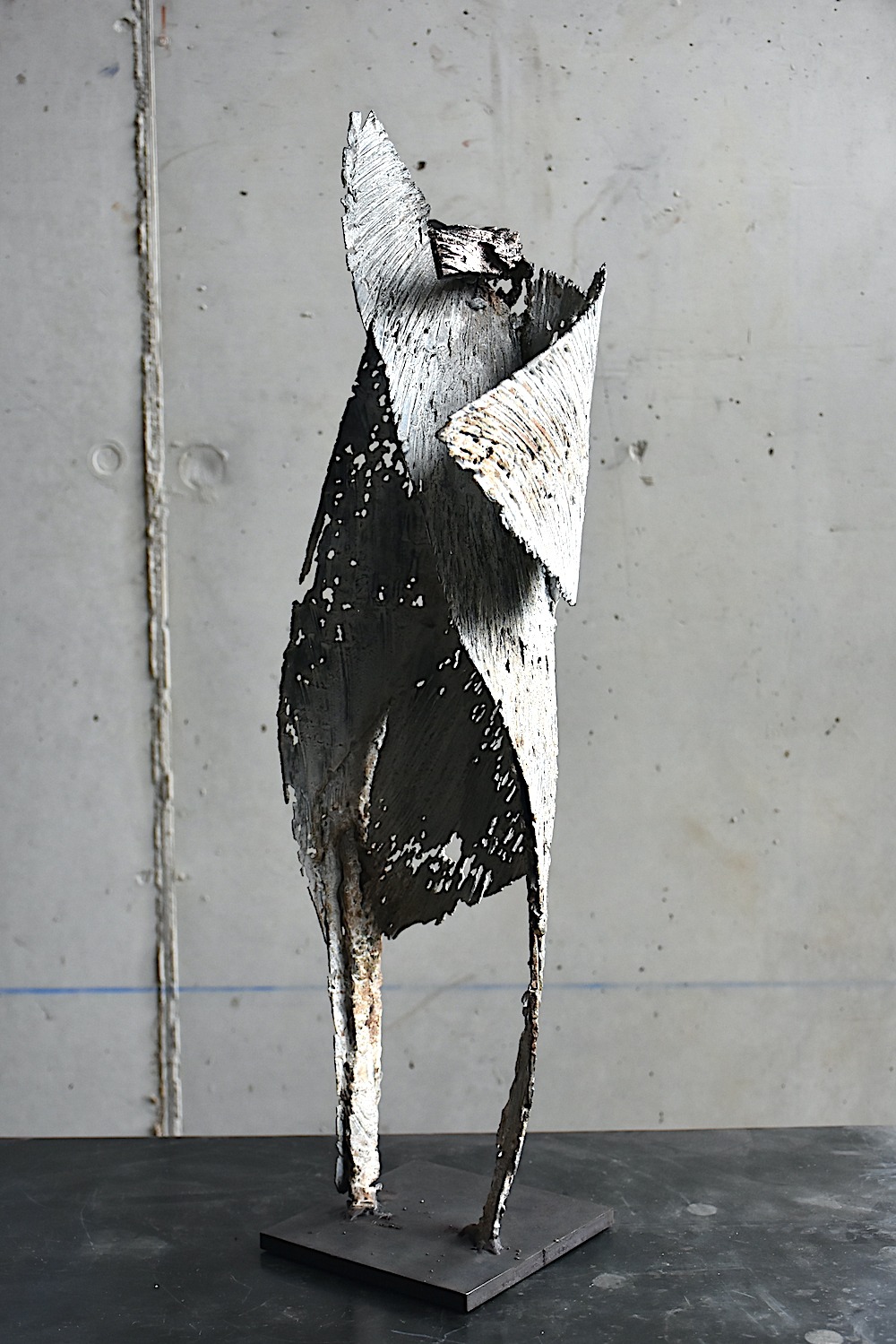 sculpture contemporaine en metal et bronze de julien allegre patinée en blanc