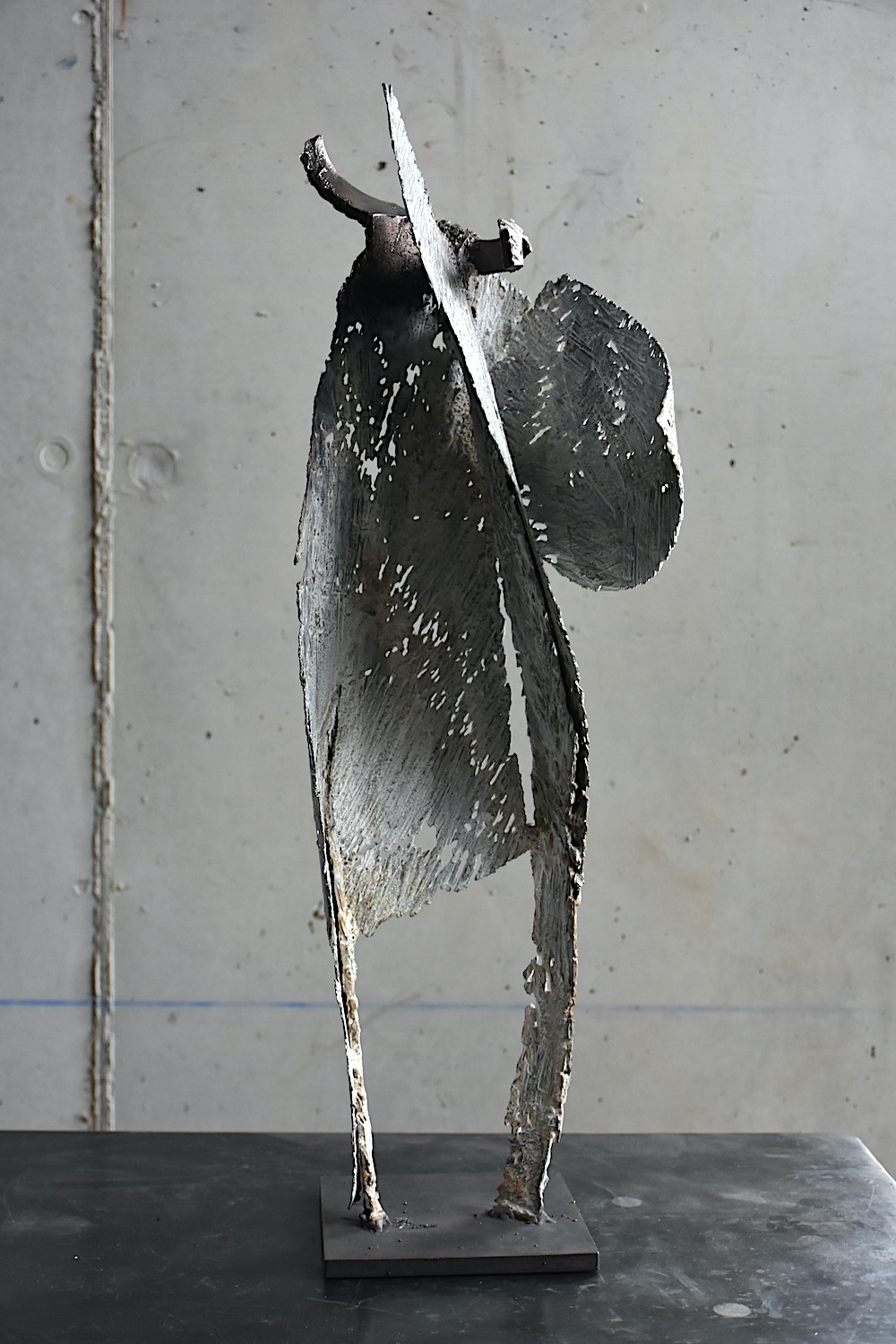 sculpture contemporaine en metal et bronze de julien allegre patinée en blanc