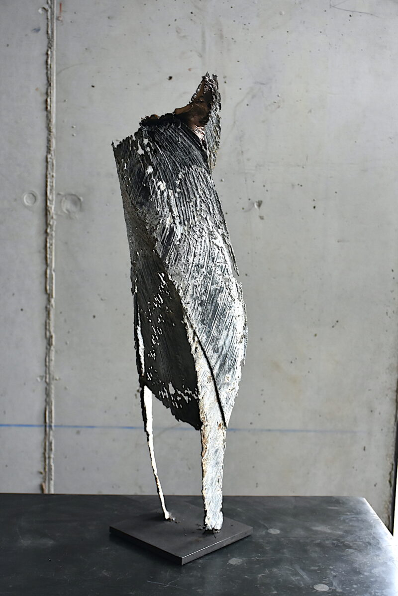 sculpture contemporaine en metal et bronze de julien allegre patinée en blanc