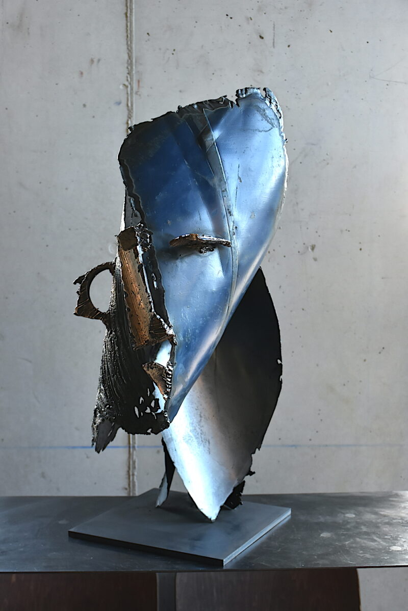 sculpture en metal et bronze de julien allegre representant un masque bleu