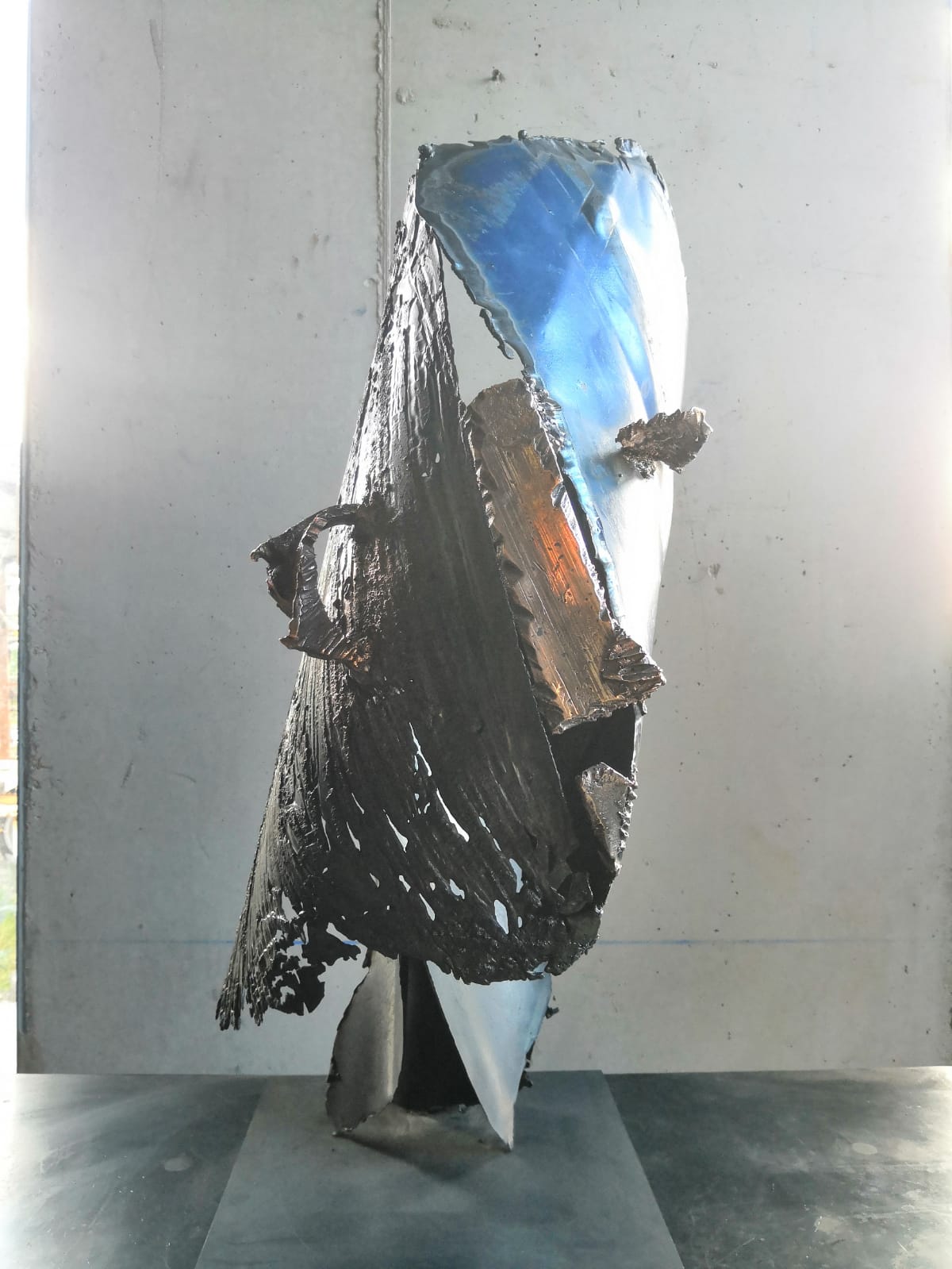 sculpture en metal et bronze de julien allegre representant un masque bleu