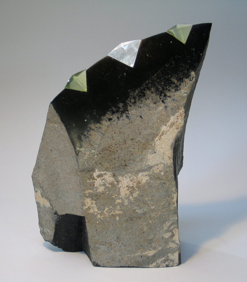 sculpture contemporaine en basalte et verre de gerard fournier