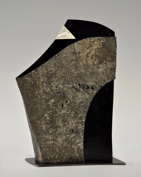 sculpture contemporaine en basalte, pate de verre et or de gerard fournier