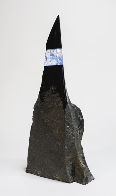sculpture contemporaine en  basalte, pate de verre et or de gerard fournier