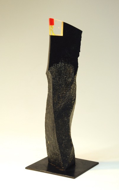 sculpture contemporaine en  basalte, pate de verre et or de gerard fournier