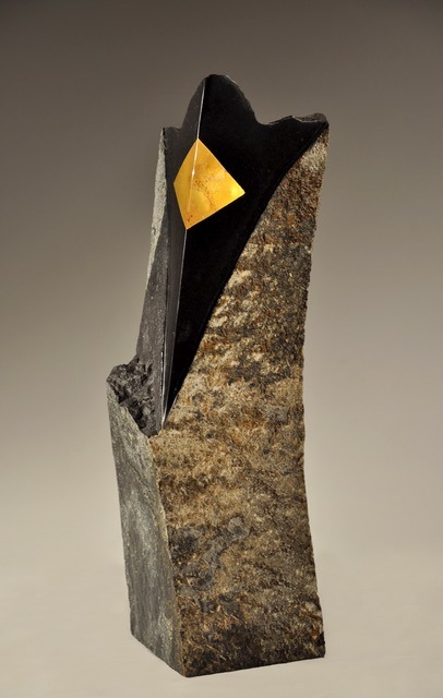 sculpture contemporaine en  basalte, pate de verre et or de gerard fournier