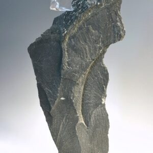 sculpture contemporaine en basalte, pate de verre, schiste et or de gerard fournier