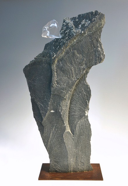 sculpture contemporaine en  basalte, pate de verre, schiste et or de gerard fournier