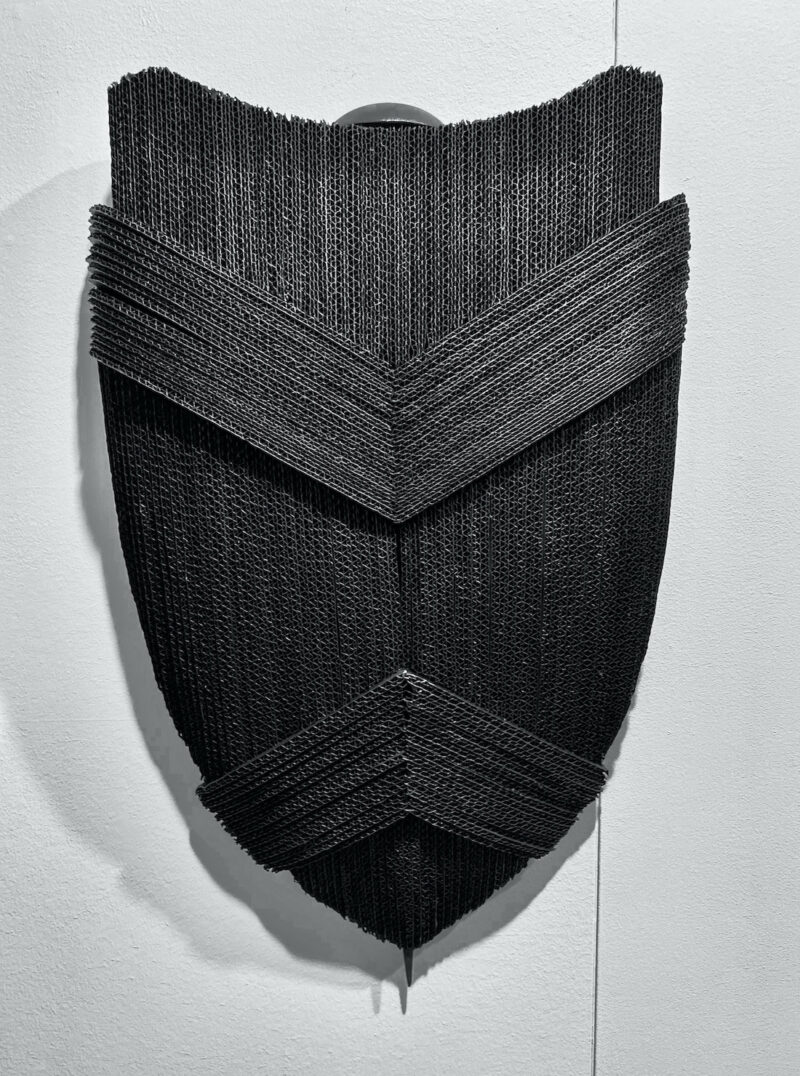 sculpture murale contemporaine en carton couleur noir de pierre riba
