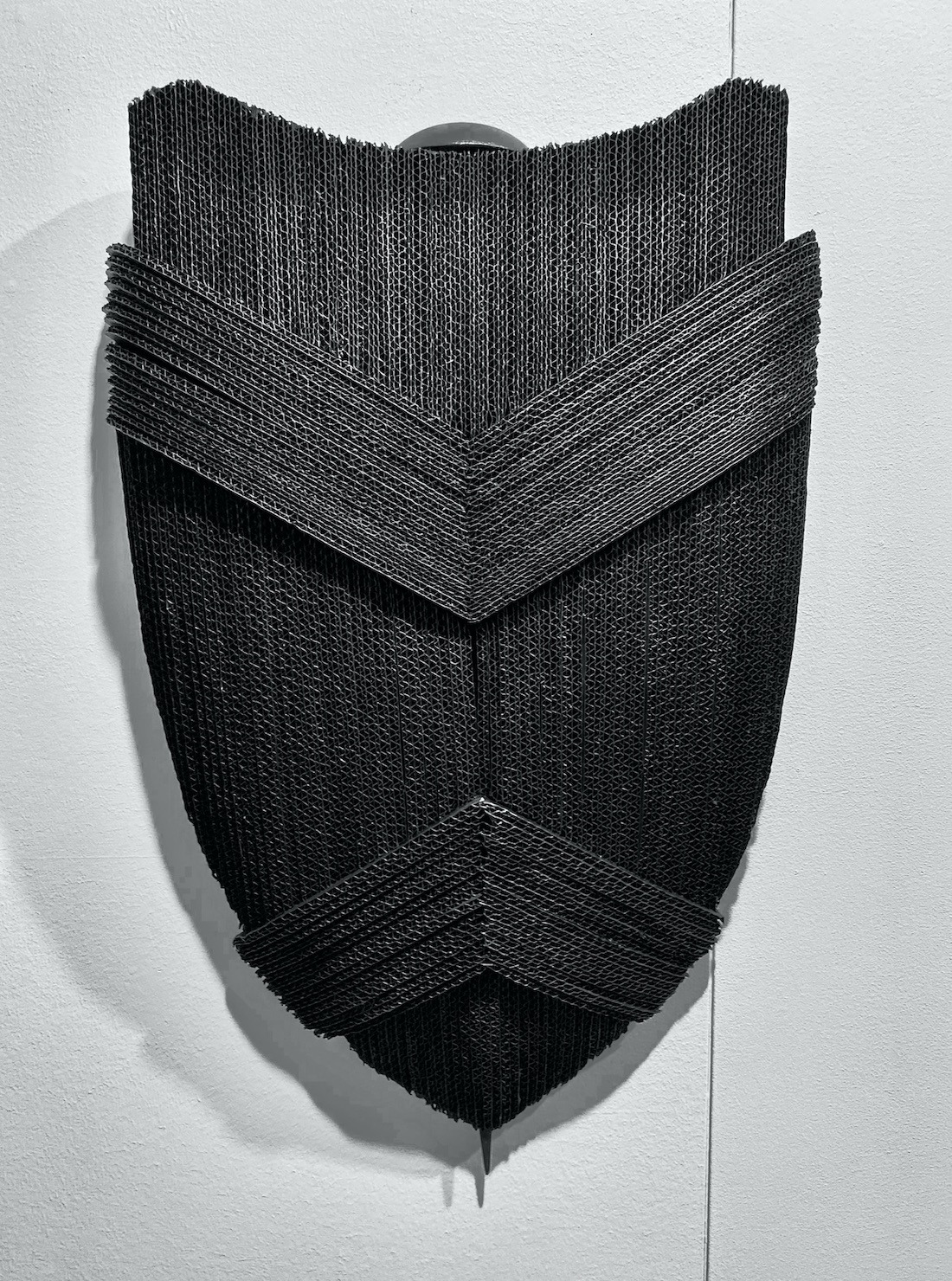 sculpture murale contemporaine en carton couleur noir de pierre riba