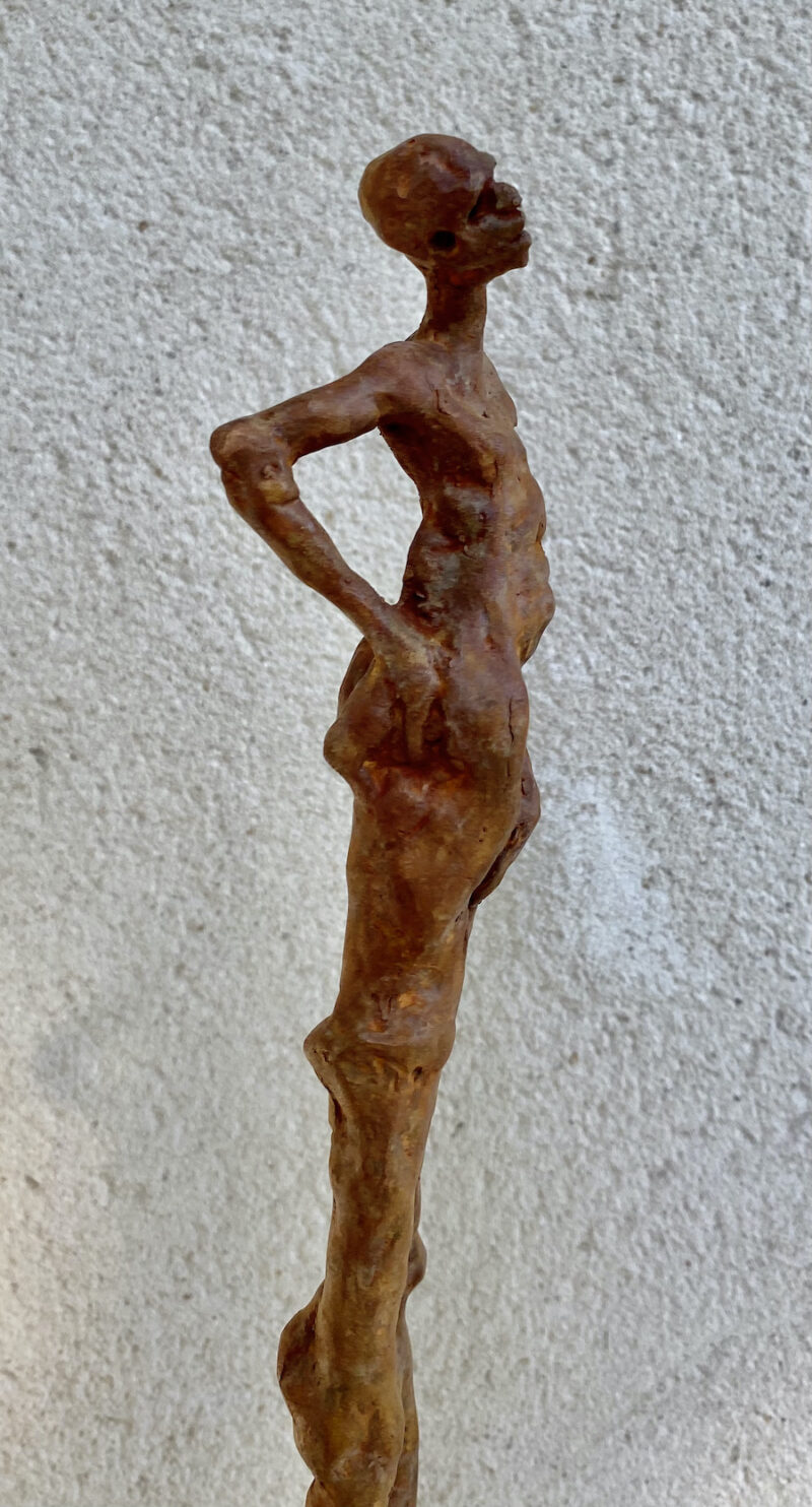 sculpture contemporaine en bronze de kenny adewuyi