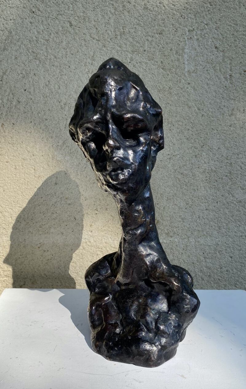 sculpture contemporaine en bronze de kenny adewuyi