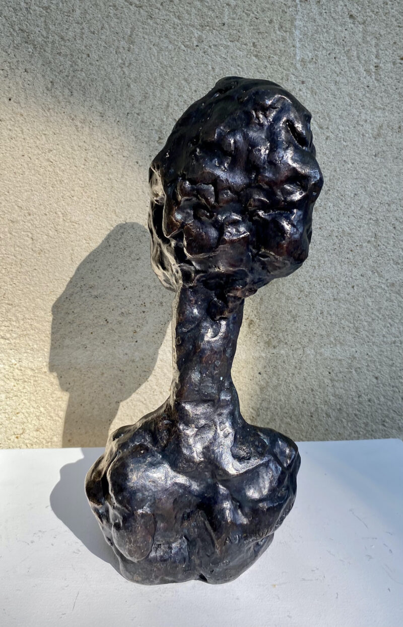 sculpture contemporaine en bronze de kenny adewuyi