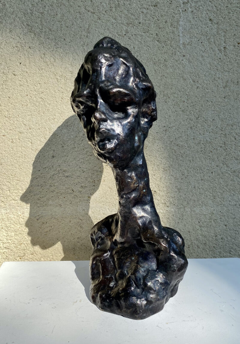 sculpture contemporaine en bronze de kenny adewuyi