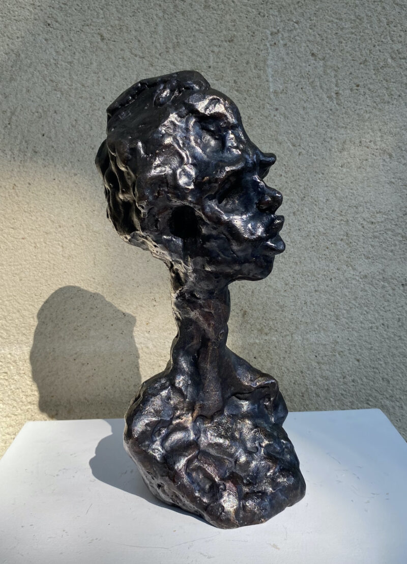 sculpture contemporaine en bronze de kenny adewuyi