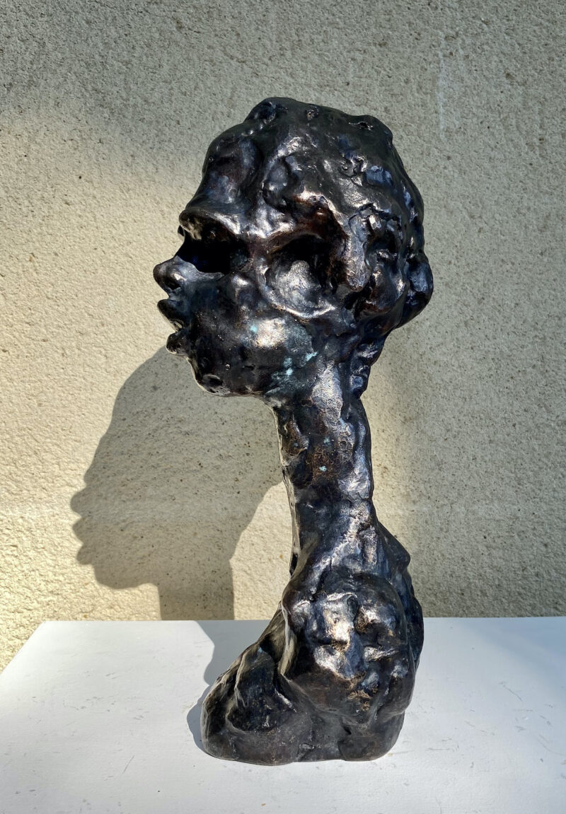 sculpture contemporaine en bronze de kenny adewuyi